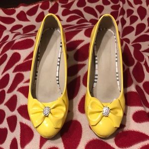 Cute yellow pumps